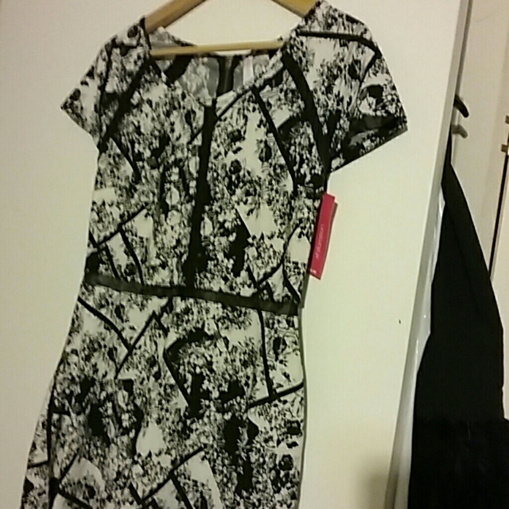 Short sleeve black/white dress